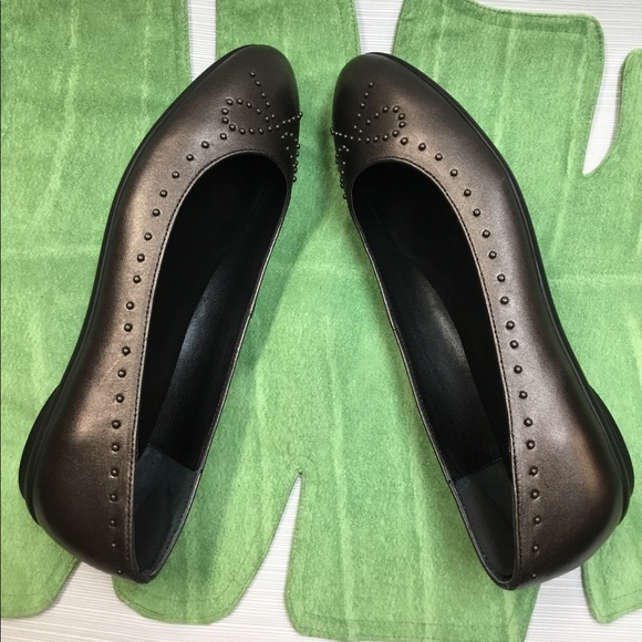 Beautiful Bronze Flats by Donald Pliner - Picture 5 of 8